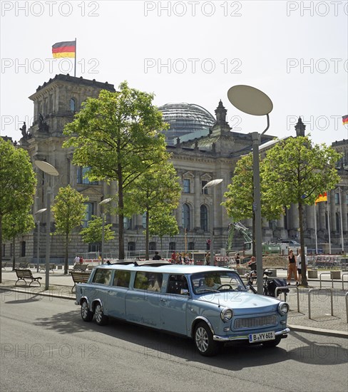Stretch-Trabi in front of Reichstag