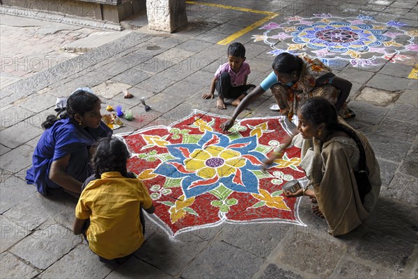 Drawing kolam