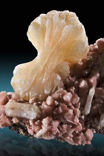 Stilbite on Heulandite