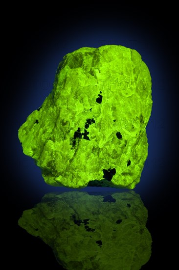 Willemite in UV Light