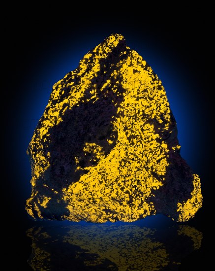 Wollastonite Fluorescing in UV Light