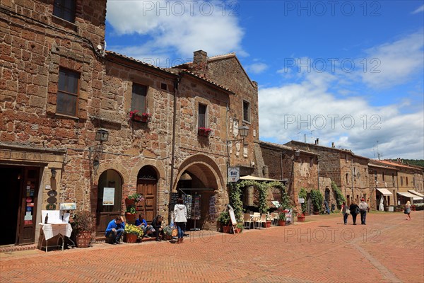 Palazzo Pretorio and houses in Piazza Pretorio in the village of Sovana