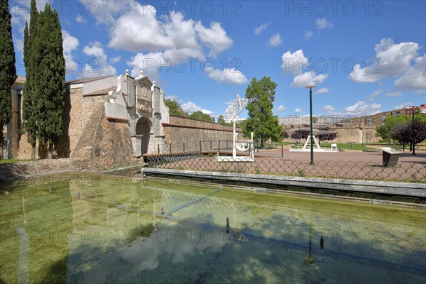 Parque Ronda del Pilar with Puerta del Pilar and technical construction by Leonardo da Vinci in Badajoz