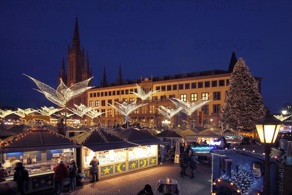 Christmas market with New Town Hall and Market Church