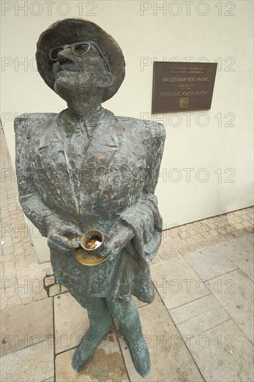 Memorial to opera singer Waldemar Reichhard 1915-1988