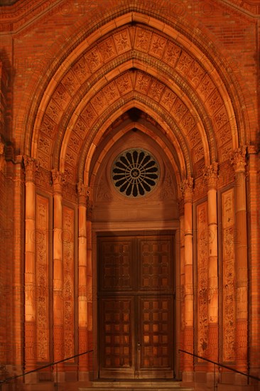 Portal of the entrance of the Marktkirche at night