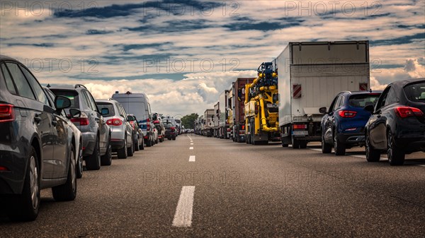 Many motor vehicles form a rescue lane on a motorway in Germany