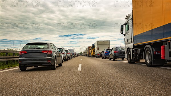 Many motor vehicles form a rescue lane on a motorway in Germany