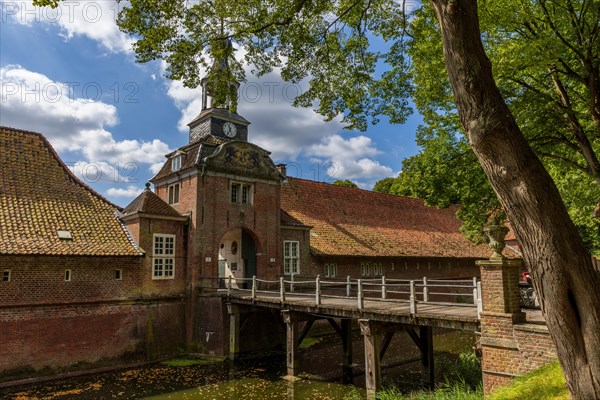 Luetetsburg Castle