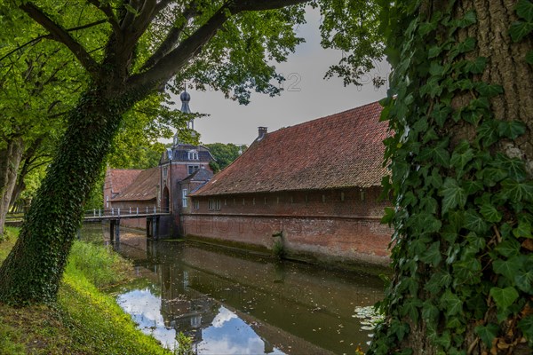 Luetetsburg Castle