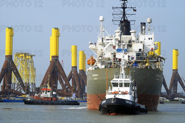 The cargo ship Sandpiper from Panama is guided by two tugs to the berth in the connecting port