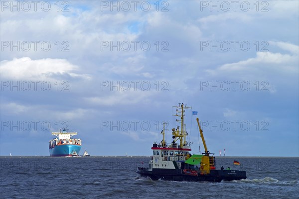 A Maersk container freighter approaches Stromkaje