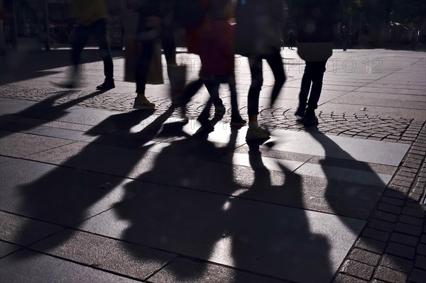 Hustle and bustle in the big city in the pre-Christmas period