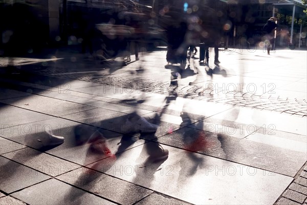 Hustle and bustle in the big city in the pre-Christmas period