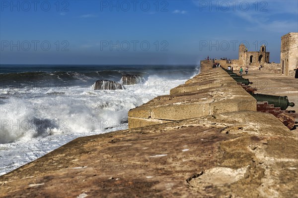 Surf in front of the city wall