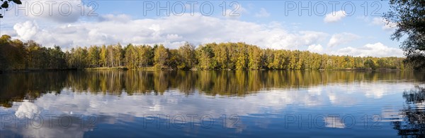 Autumn atmosphere at Lake Linden