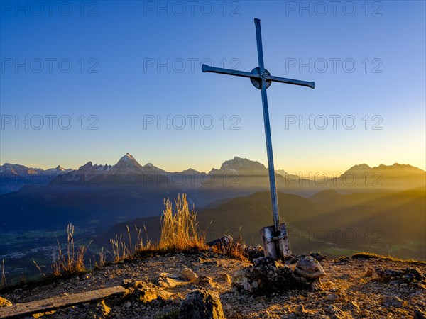 Rauher Kopf summit cross in the evening light