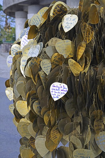 Heart-shaped plates for writing down wishes