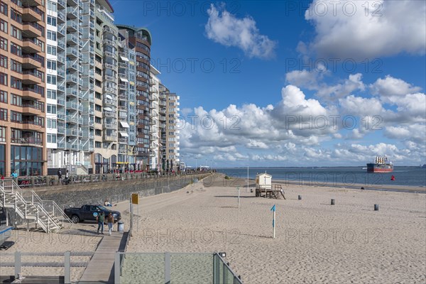 Beach and cityscape at Boulevard Evertsen