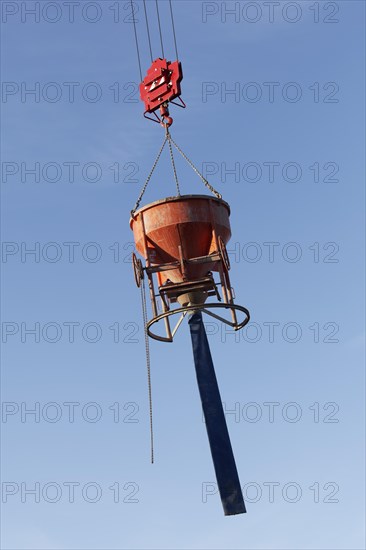 Concrete bucket with hose