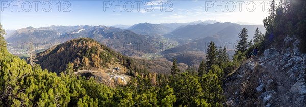 View from the Katrin mountain summit to the mountain station and Bad Goisern