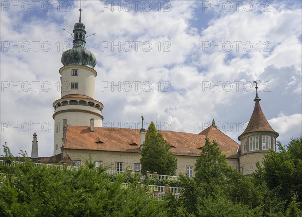 Neustadt an der Mettau Castle seen from the park