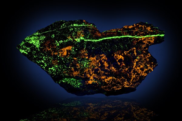 Clinohedrite & Willemite in UV Light