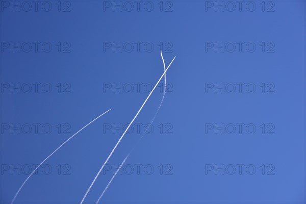 Condensation streaks from military jets during flight manoeuvres over Bavaria