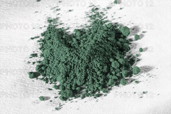 Isomerism showing color shift in trans tetramminedichlorocobalt III chloride powder