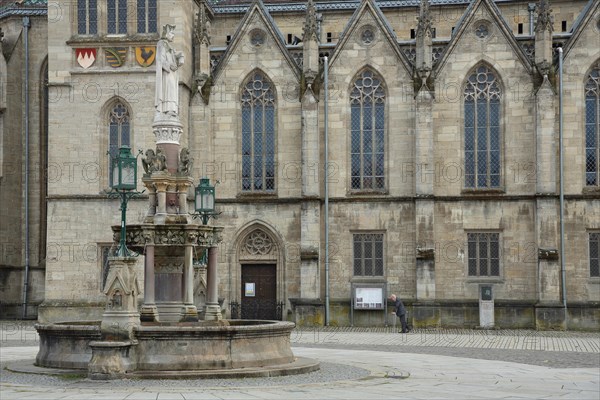 Heinrichsbrunnen with figures in front of the church