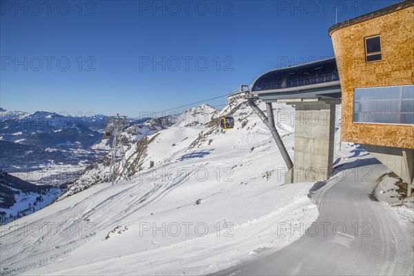 The new small gondola lift shortly in front of the top station