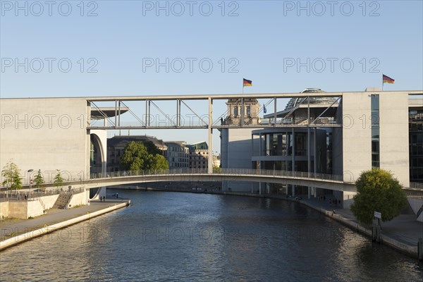 Bridge over the Spree between Marie-Elisabeth-Lueders-Haus and Paul-Loebe Haus