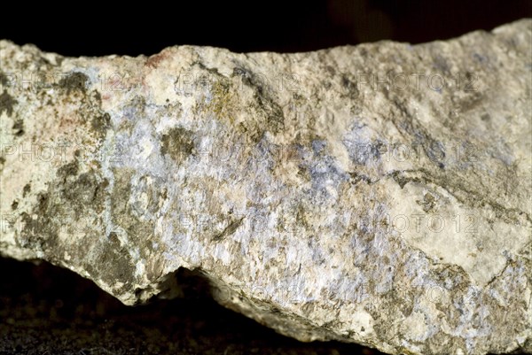 Hydrozincite on Calcite seen under White Light