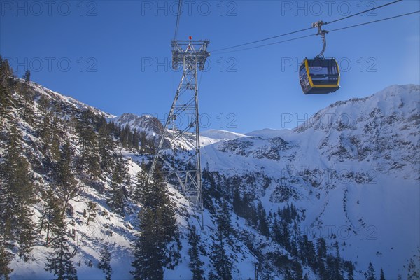 The new small cabin lift floats to the Nebelhorn ski area