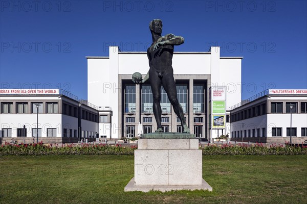 Bronze statue in front of the German Hygiene Museum