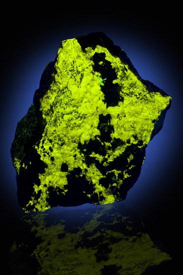 Esperite Fluorescing in Ultra Violet Light: Parker Shaft