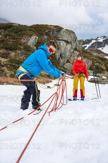 Exercise in crevasse rescue for ski tours