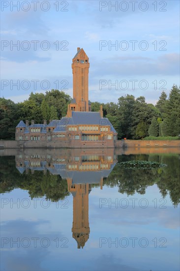 Jachthuis Sint Hubertus built 1915 on the lake with reflection