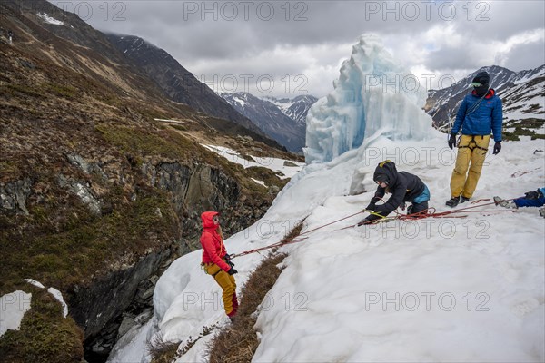 Exercise in crevasse rescue for ski tours