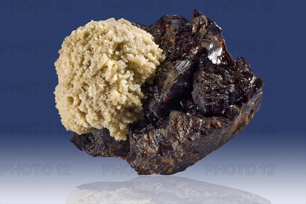 Barite Ball on Sphalerite