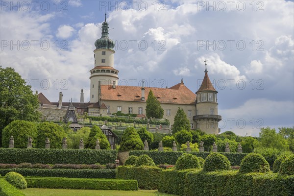 Neustadt an der Mettau Castle seen from the park