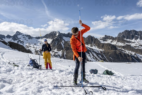 Search for buried subjects with the avalanche transceiver and probe