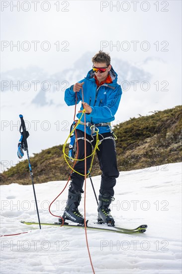 Exercise in crevasse rescue for ski tours