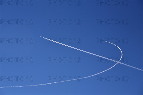 Condensation streaks from military jets during flight manoeuvres over Bavaria