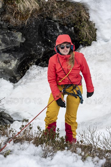 Exercise in crevasse rescue for ski tours