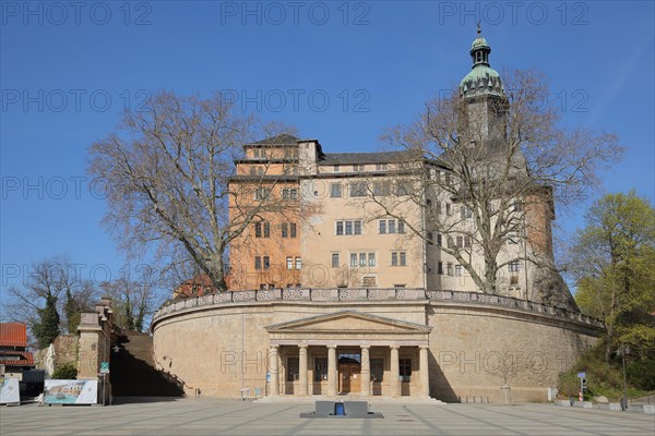 Old guard and tourist information on the market square with castle on the hill