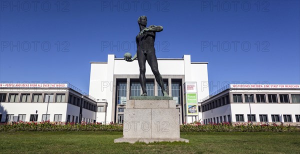 Bronze statue in front of the German Hygiene Museum