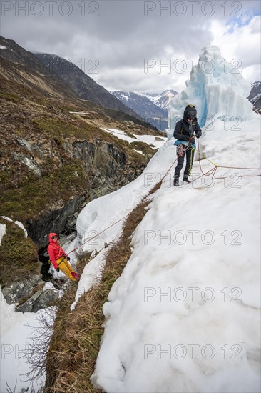 Exercise crevasse rescue for ski touring on a cliff