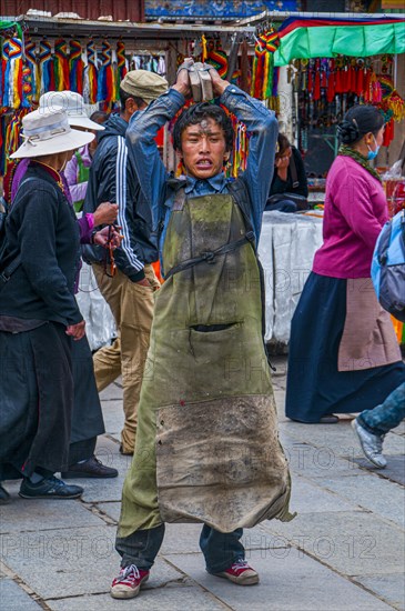 Pilgrims praying before the Jokhang temple