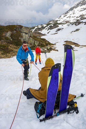 Exercise in crevasse rescue for ski tours